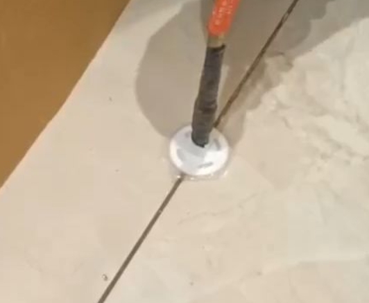 德惠瓷砖空鼓维修公司专业解答瓷砖在铺贴过程中，如果没有涂抹均匀到位的粘结材料（如水泥砂浆或瓷砖胶），可能会导致以下问题