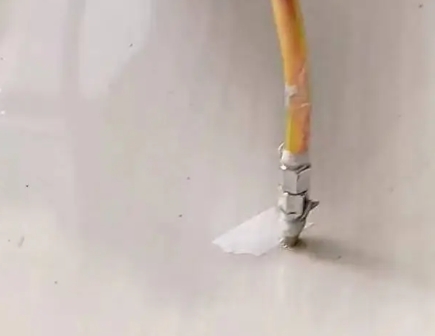 德惠瓷砖空鼓维修公司专业解答在瓷砖铺贴过程中，如果使用的砂料过粗（如全部使用了粗砂），可能会导致以下问题