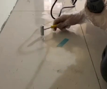 德惠瓷砖开裂维修公司专业分享瓷砖在铺贴前如果没有沥干水分，将会导致以下问题